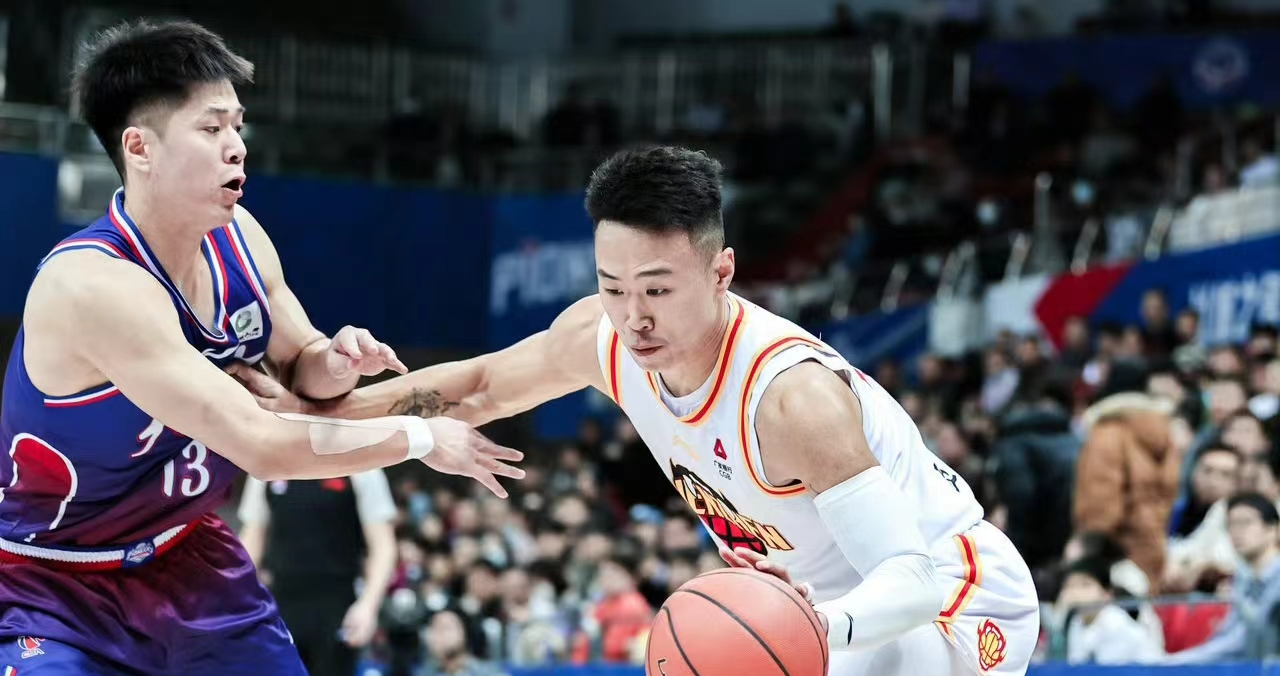 湖北男篮展现团队实力，成功战胜强敌