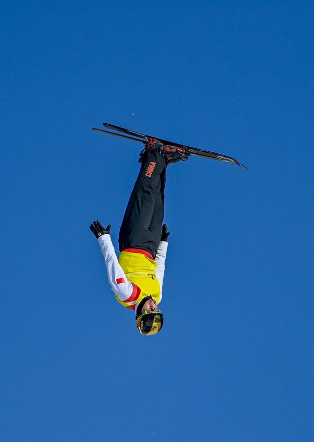 九游娱乐网页-滑雪项目中选手高雄夺冠,速度飞快冲刺终点的简单介绍