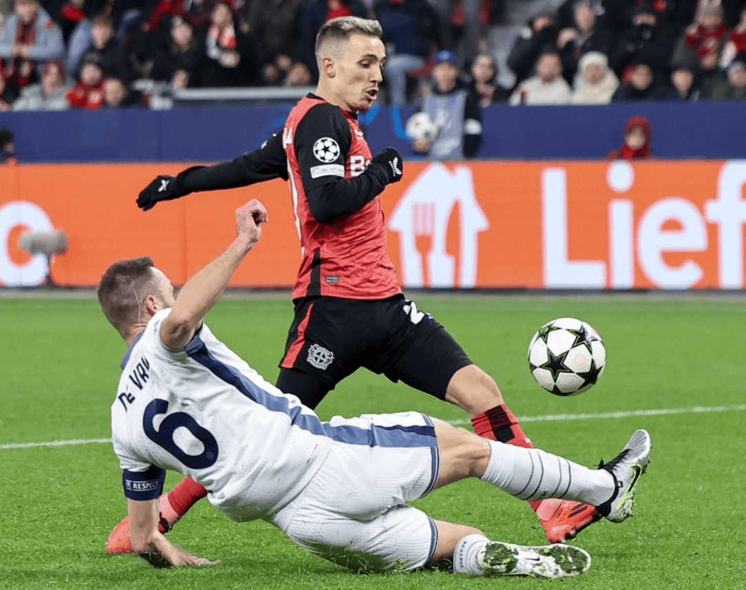 里尔主场遗憾输球,欧冠资格堪忧 里尔主场遗憾输球,欧冠资格堪忧