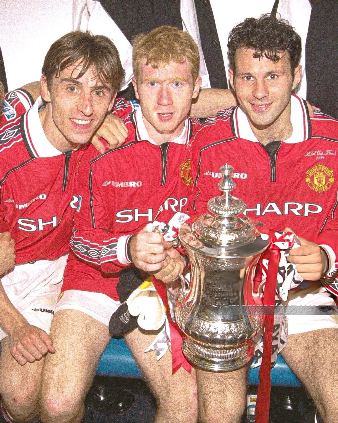 九游app下载-足球明星与队友共享获胜时刻