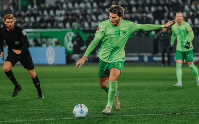 包含沃尔夫斯堡客场逆转，取得关键三分的词条