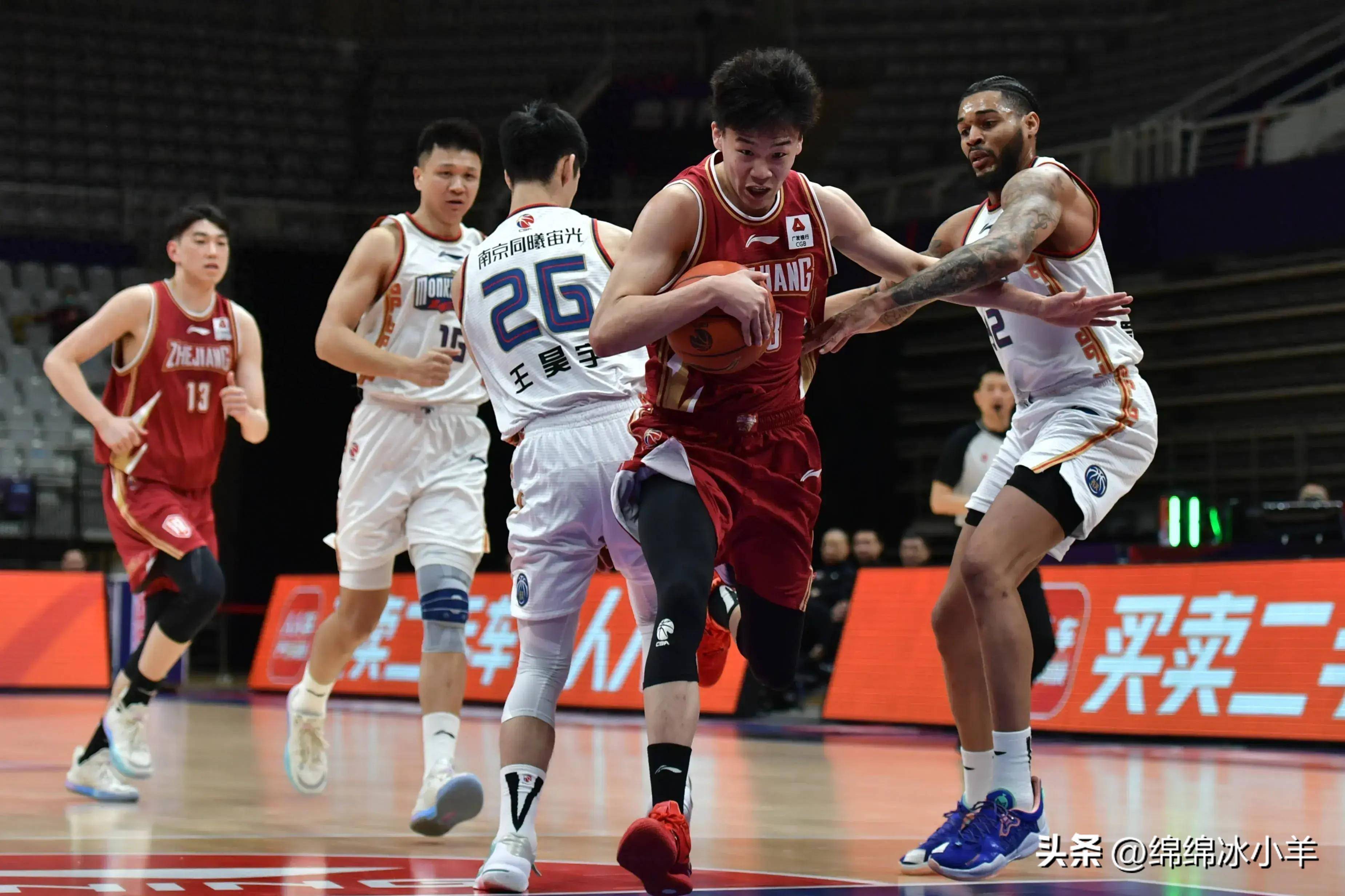 九游体育-浙江男篮团队合作默契，一举击败对手