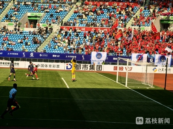 九游体育-足球联赛吸引大批观众，球迷热情高涨