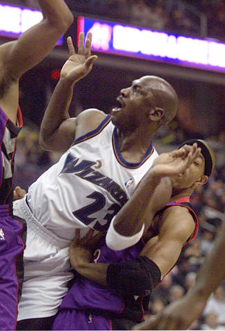 猛龙毫不手软！主场迎战奇才大旗高举