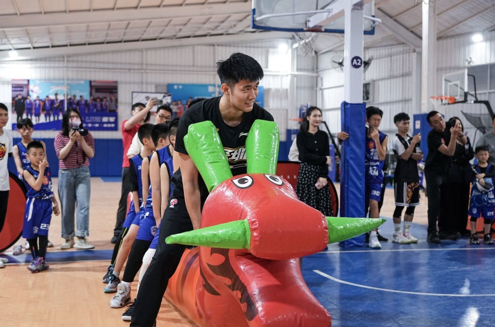 美国知名篮球俱乐部开展慈善活动，助力社会发展