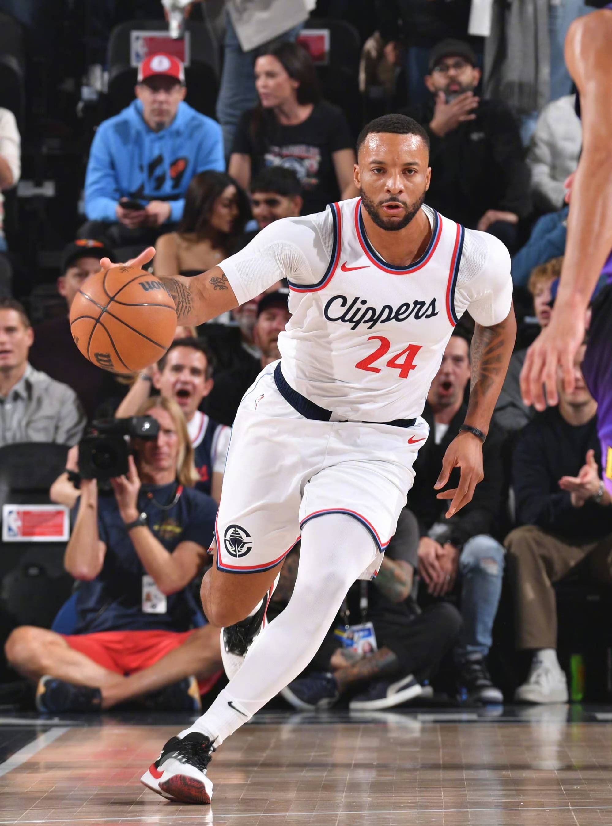 快船险胜马刺，继续保持不败