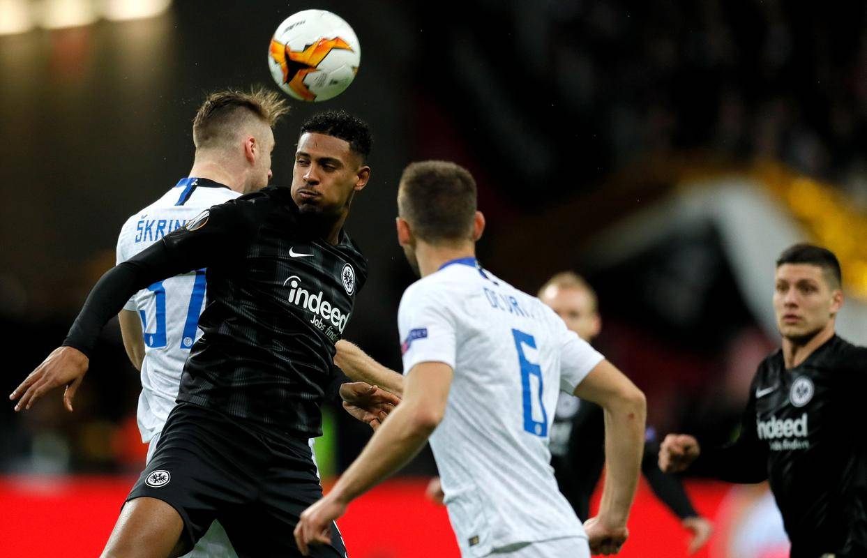 法兰克福经验丰富，轻松击败对手