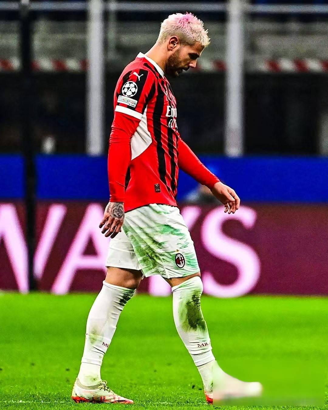 包含国际米兰球员因红牌被罚下，球队陷入劣势的词条