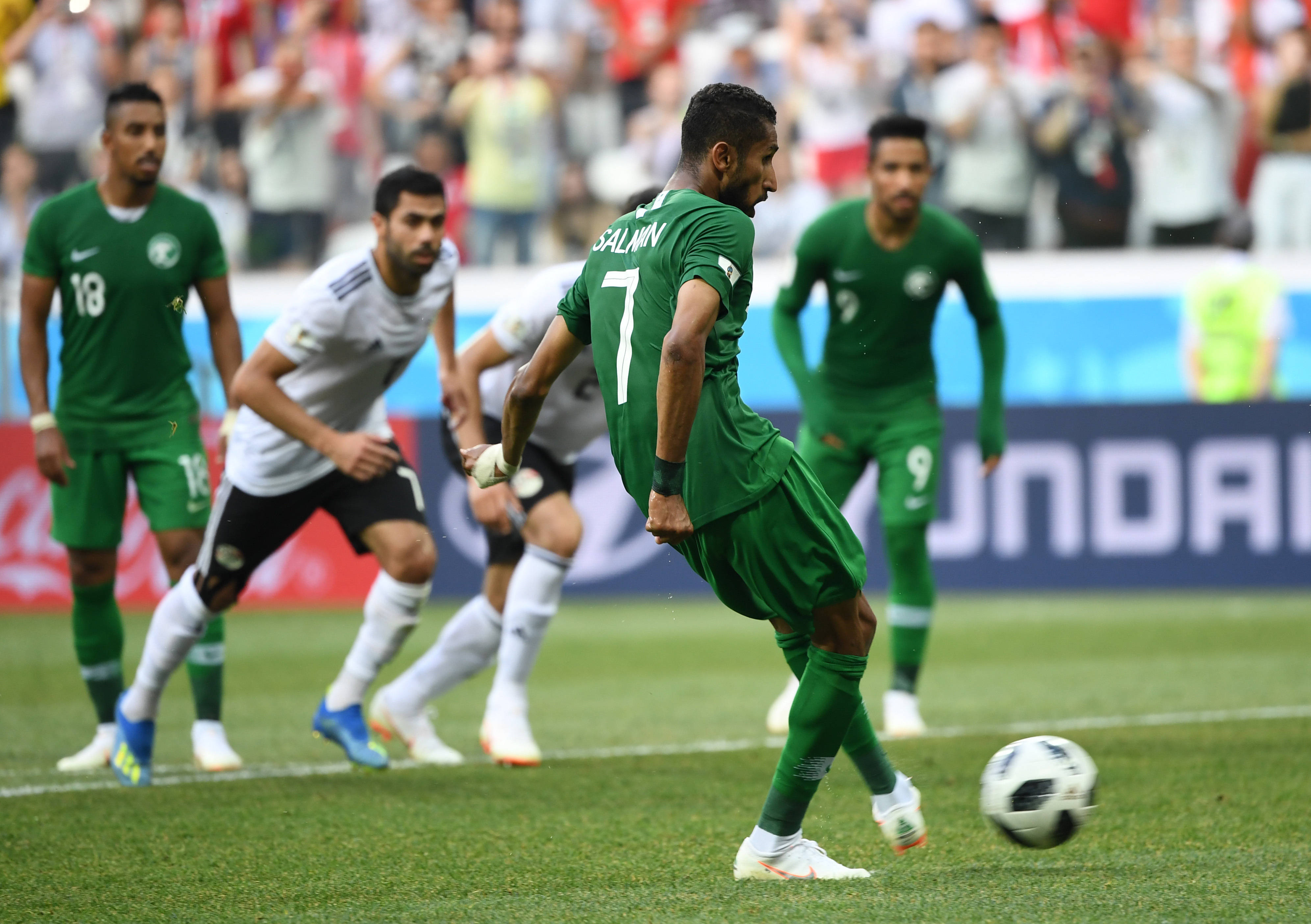 九游体育-立足亚洲：沙特球队顽强抵抗，成功晋级淘汰赛