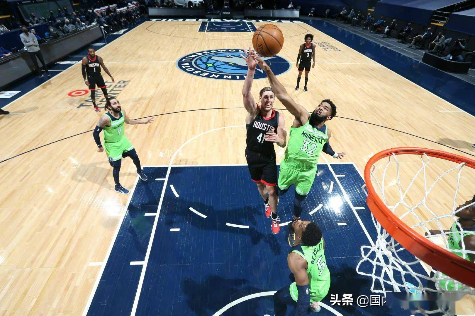 九游娱乐官方网站-包含瑞士排球队大胜对手，赛场一片欢腾的词条