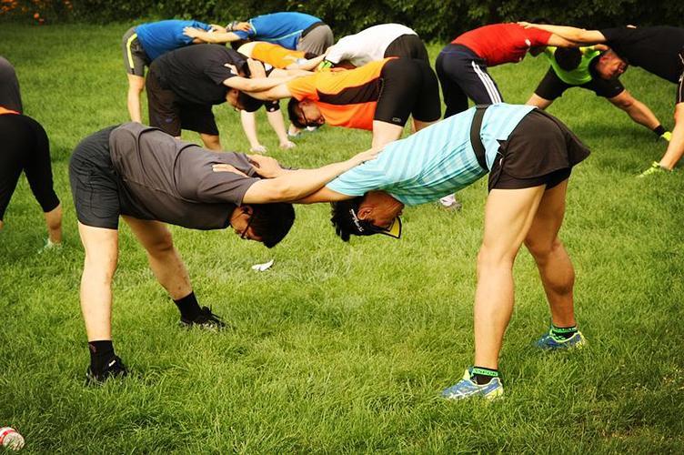 九游APP-比赛前热身训练，球员们筑牢体魄