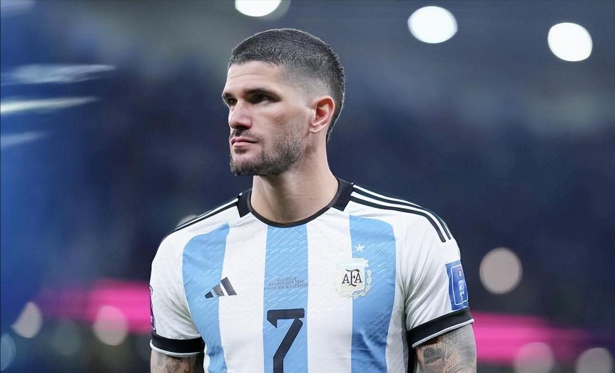 包含巴西联赛豪门签下英格兰年轻前锋，增强射门威胁的词条