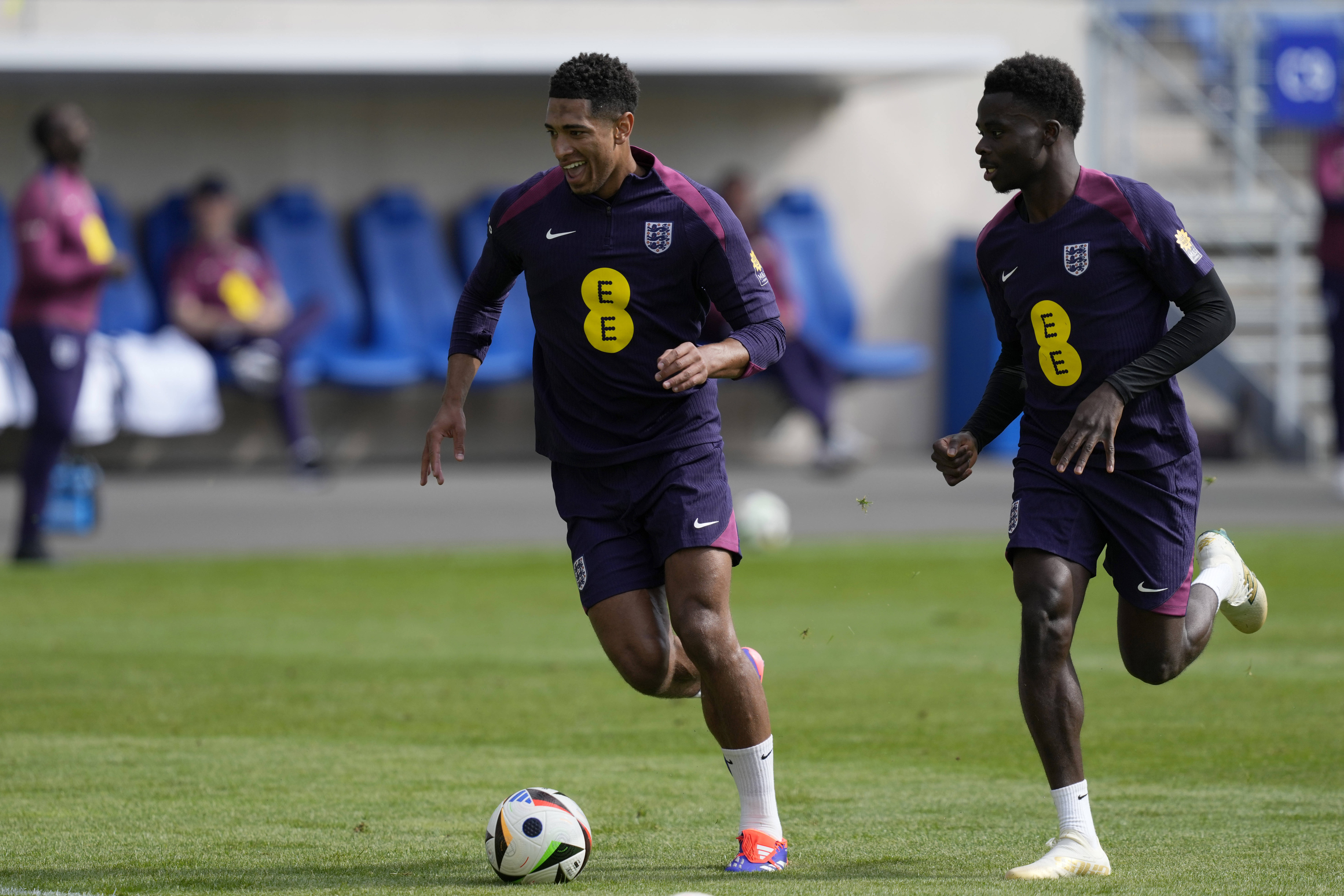 英格兰队在比赛中奋力拼搏,谋求胜利 英格兰队在比赛中奋力拼搏,谋求胜利