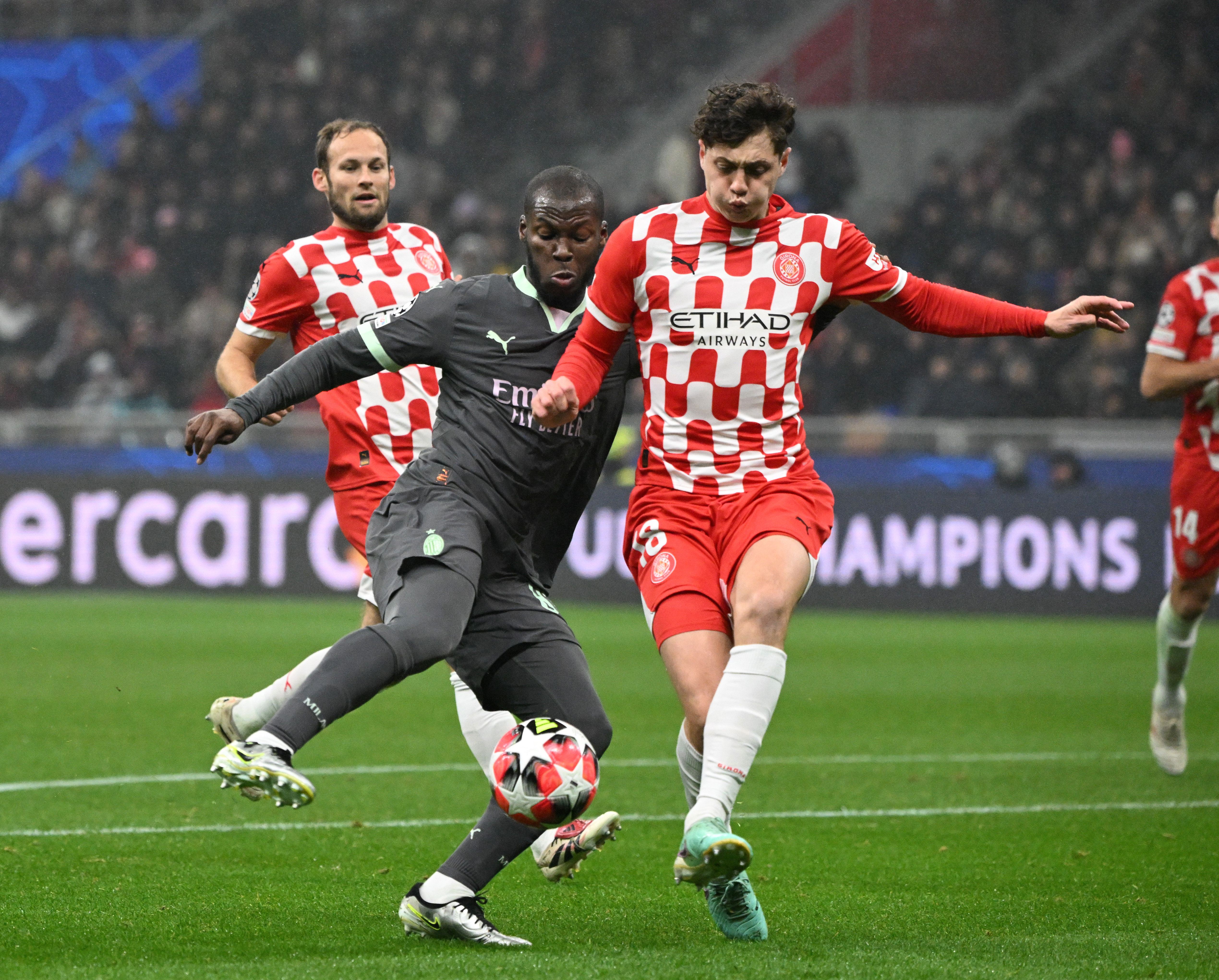 巴黎圣日耳曼大胜AC米兰，晋级欧冠强