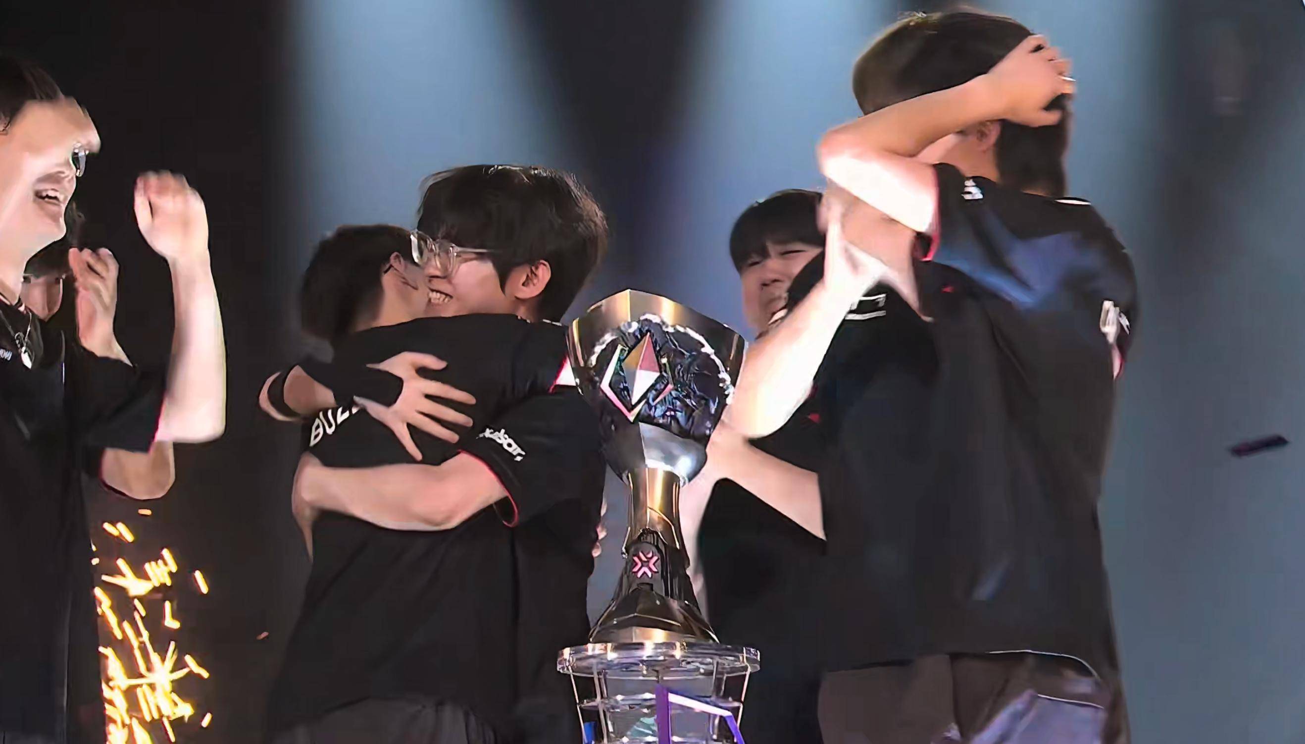 九游体育APP下载-100T力克CLG，BDD团战一打五鏖战多局小组赛，留下经典瞬间