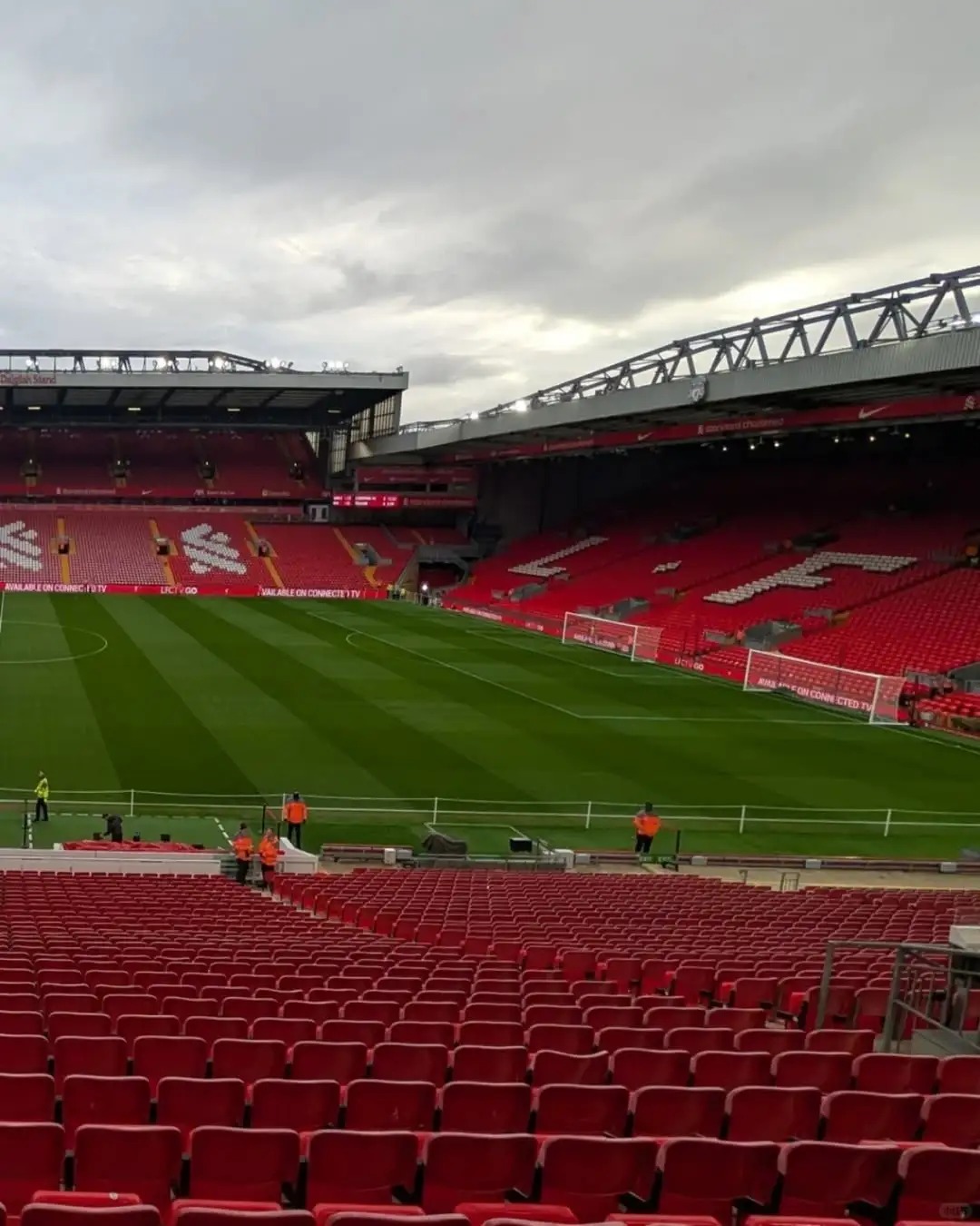 关于安菲尔德球场欢迎球迷热情，比赛气氛热烈的信息