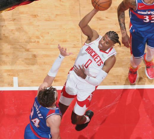 火箭球员合力抢分，战胜对手实现逆转