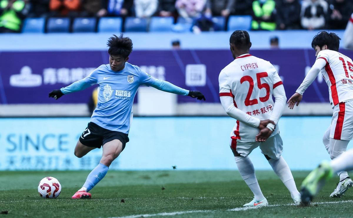 九游游戏-大连人主场失利，遭遇连败颓势