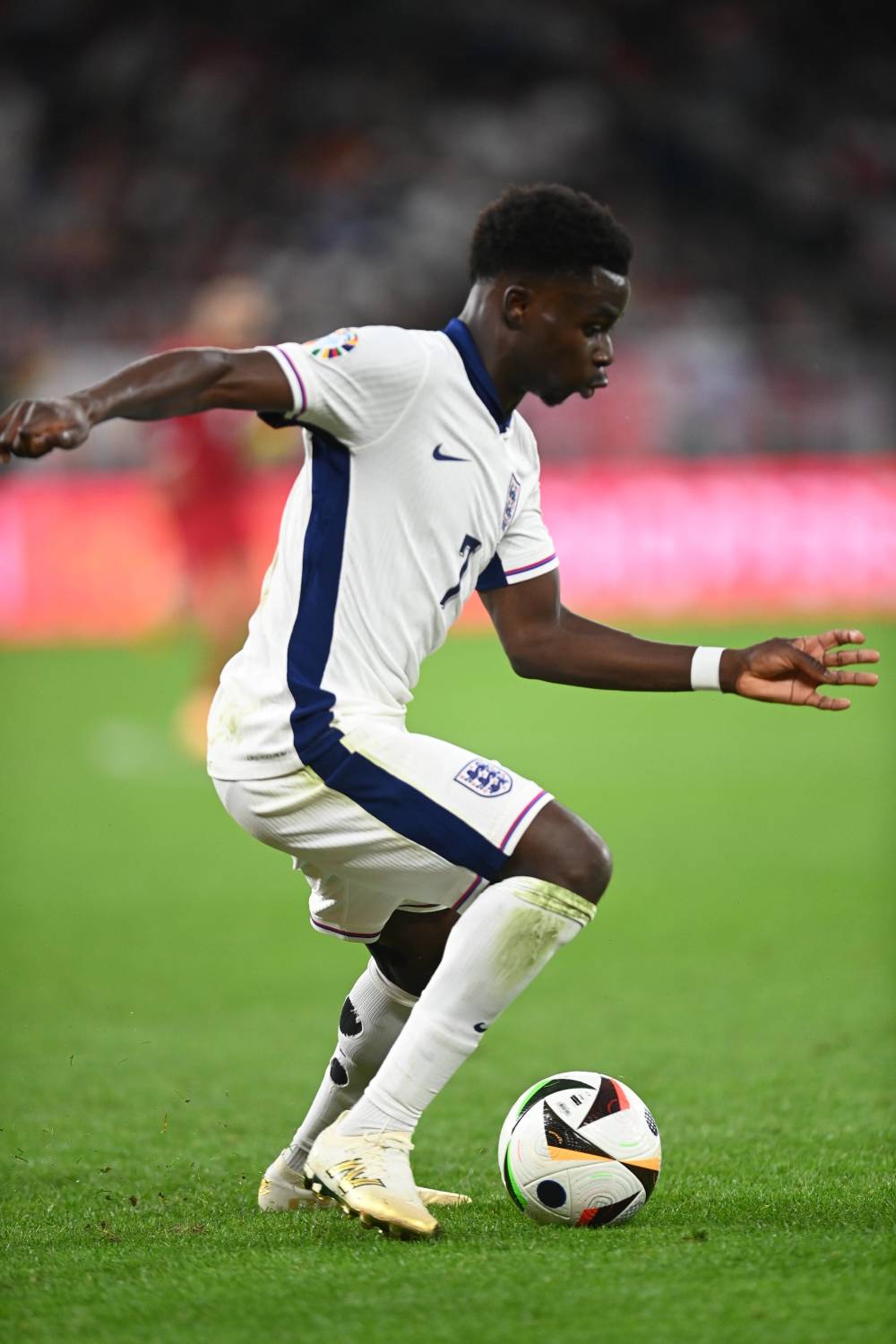 英格兰队实力强劲，大胜对手