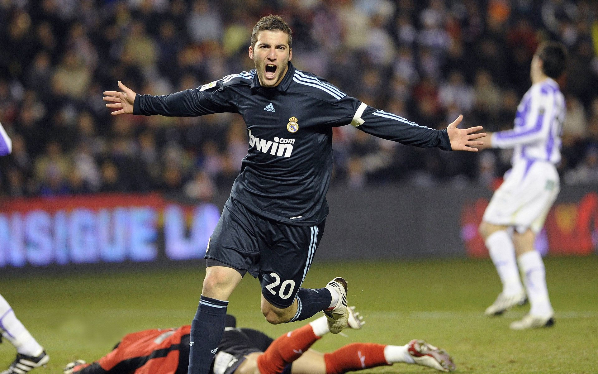 九游APP-萨卡末节爆发显神威，莱比锡红牛逆转智利夺胜